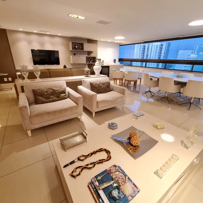 Foto 1 de Apartamento com 4 Quartos à venda, 195m² em Patamares, Salvador