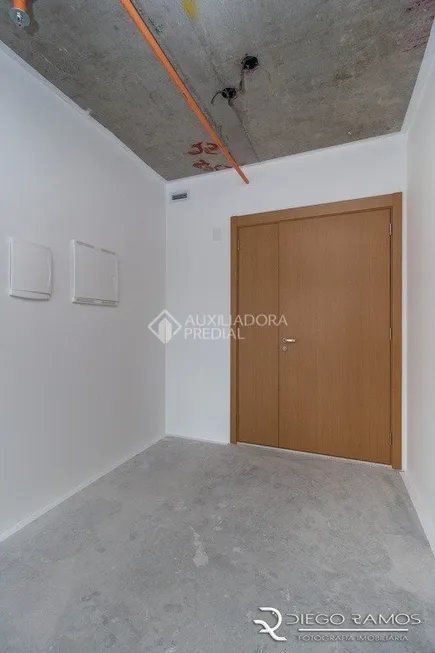 Foto 1 de Sala Comercial para alugar, 34m² em Passo da Areia, Porto Alegre