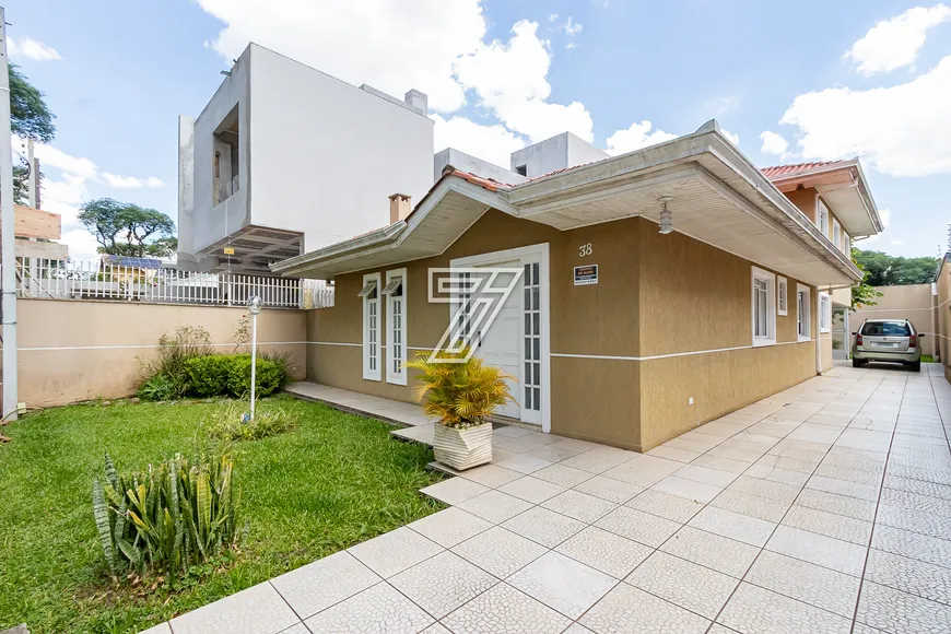 Foto 1 de Casa com 3 Quartos à venda, 220m² em Água Verde, Curitiba