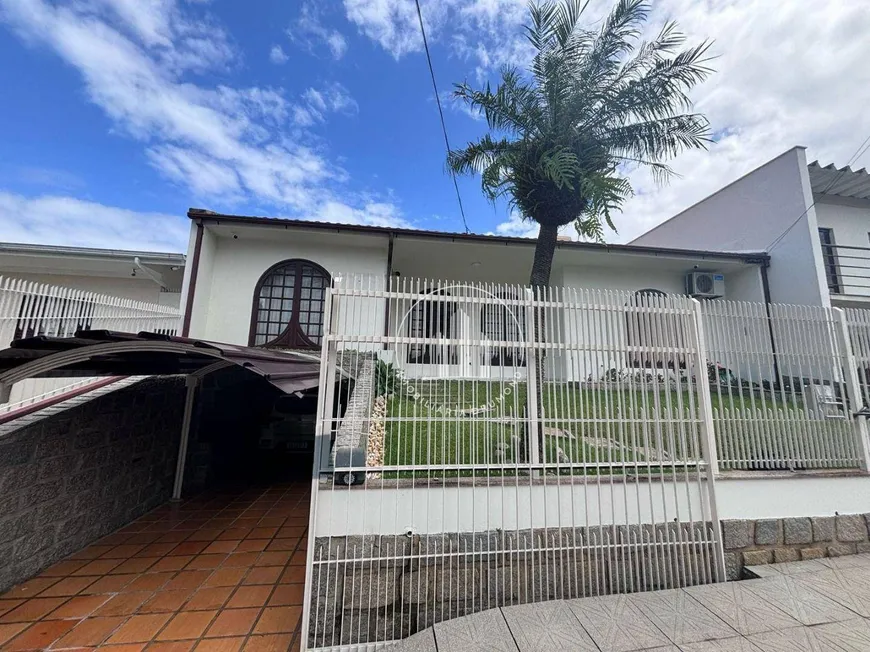 Foto 1 de Casa com 3 Quartos à venda, 124m² em Barreiros, São José