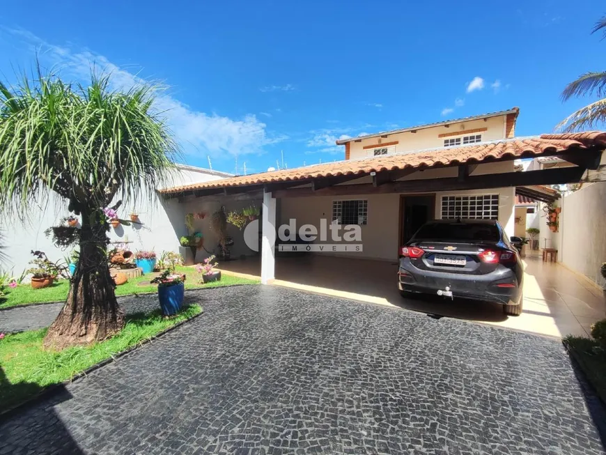 Foto 1 de Casa com 3 Quartos à venda, 210m² em Alto Umuarama, Uberlândia