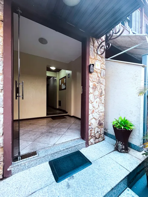 Foto 1 de Apartamento com 2 Quartos para alugar, 60m² em Nogueira, Petrópolis