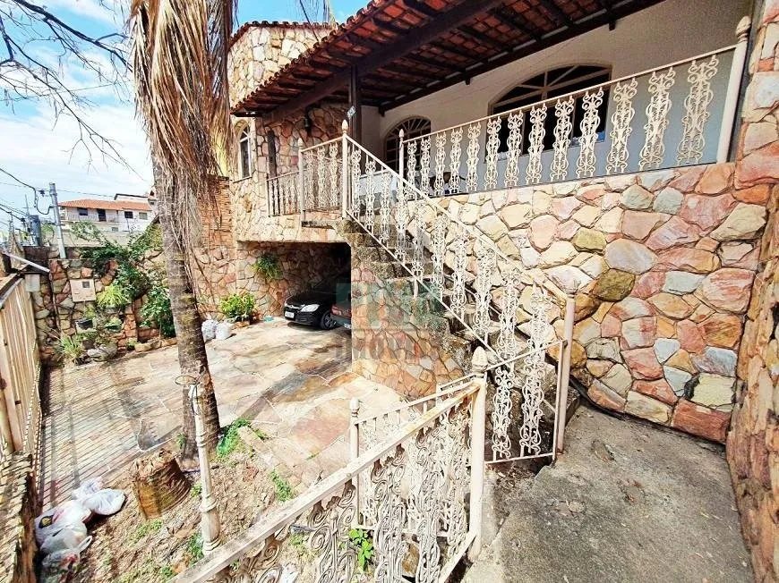 Foto 1 de Casa com 3 Quartos à venda, 242m² em Caiçaras, Belo Horizonte