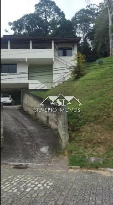 Foto 1 de Casa de Condomínio com 3 Quartos à venda, 500m² em Mosela, Petrópolis