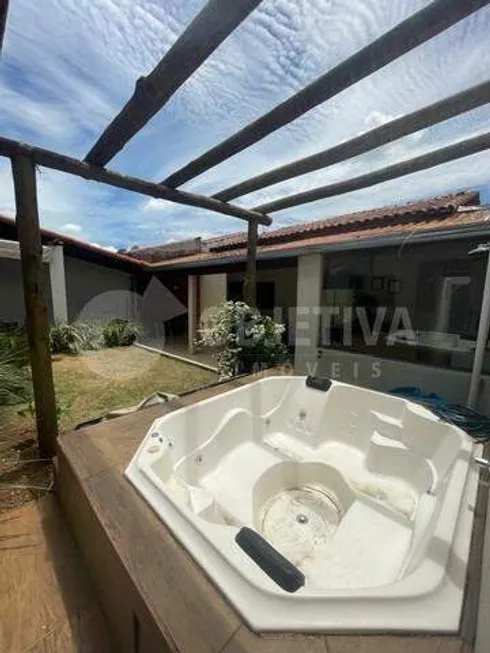 Foto 1 de Casa com 3 Quartos à venda, 198m² em Jardim Europa, Uberlândia