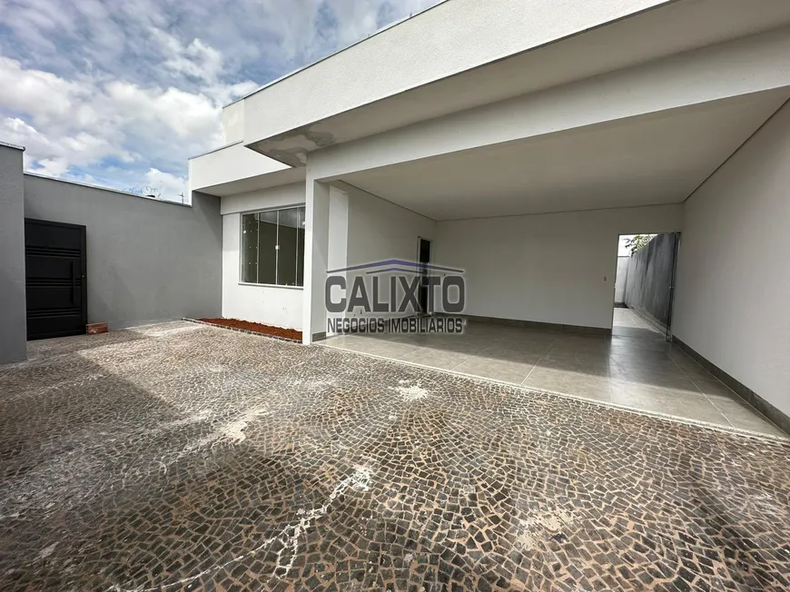 Foto 1 de Casa com 3 Quartos à venda, 132m² em Laranjeiras, Uberlândia