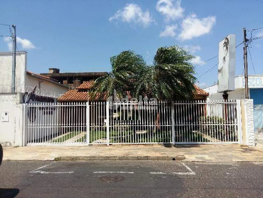 Foto 1 de Casa com 3 Quartos para alugar, 286m² em Brasil, Uberlândia