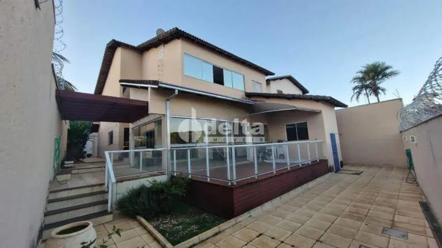 Foto 1 de Casa com 3 Quartos para alugar, 350m² em Lidice, Uberlândia