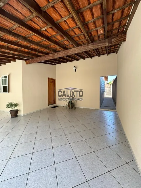 Foto 1 de Casa com 3 Quartos à venda, 200m² em Mansorur, Uberlândia