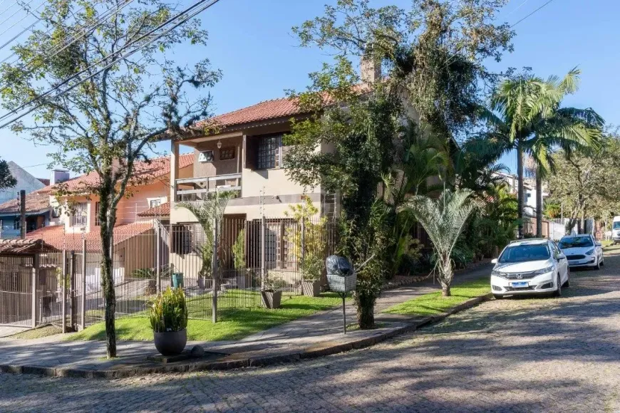 Foto 1 de Casa com 4 Quartos à venda, 257m² em Espiríto Santo, Porto Alegre