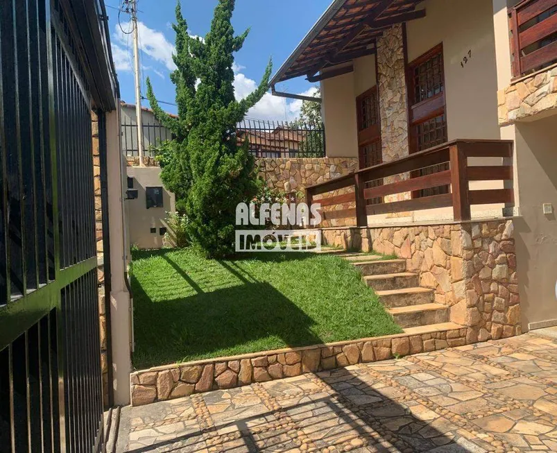 Foto 1 de Casa com 5 Quartos à venda, 371m² em São Gonçalo, Contagem