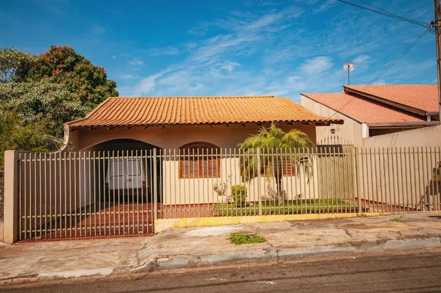 Foto 1 de Casa com 2 Quartos à venda, 95m² em Armindo Guazzi, Londrina