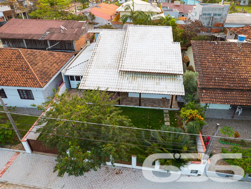 Foto 1 de Sobrado com 3 Quartos à venda, 160m² em Salinas, Balneário Barra do Sul