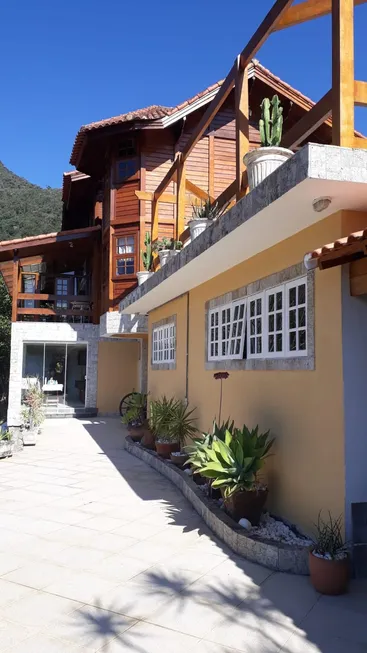 Foto 1 de Casa com 4 Quartos à venda, 2900m² em Samambaia, Petrópolis