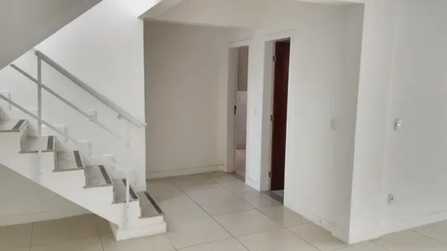 Foto 1 de Casa de Condomínio com 4 Quartos à venda, 210m² em Glória, Macaé