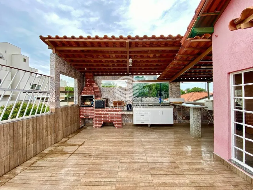 Foto 1 de Casa com 3 Quartos à venda, 200m² em Planalto, Belo Horizonte