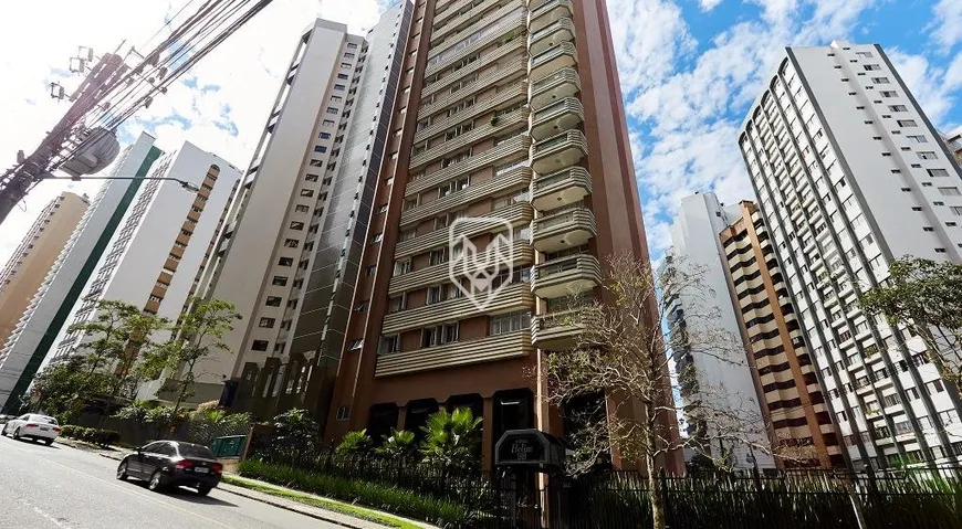 Foto 1 de Apartamento com 4 Quartos à venda, 242m² em Água Verde, Curitiba