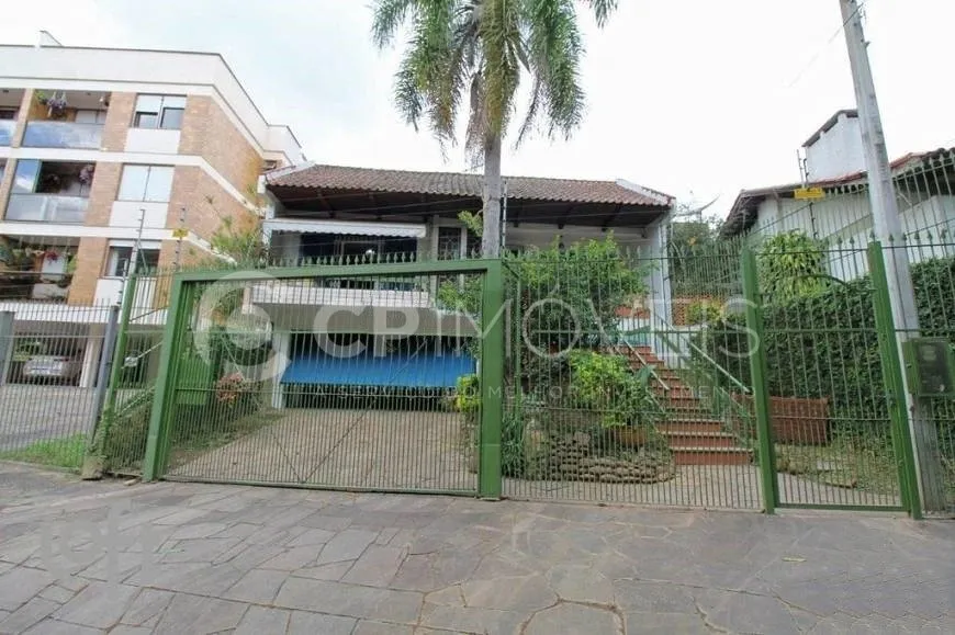 Foto 1 de Sobrado com 3 Quartos à venda, 320m² em Vila Ipiranga, Porto Alegre