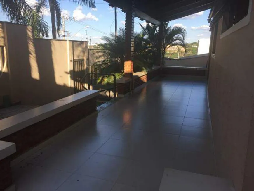 Foto 1 de Sobrado com 5 Quartos à venda, 220m² em Jardim Patrícia, Uberlândia