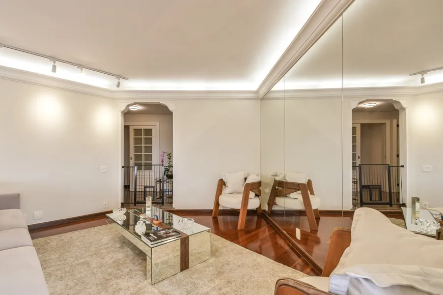 Foto 1 de Apartamento com 4 Quartos para alugar, 227m² em Moema, São Paulo