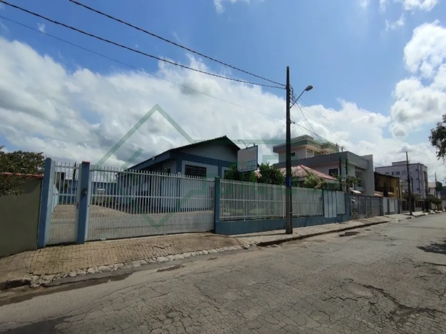 Foto 1 de Galpão/Depósito/Armazém para venda ou aluguel, 220m² em Floresta, Joinville