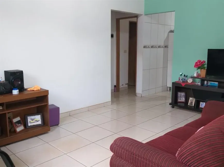 Foto 1 de Casa com 2 Quartos à venda, 105m² em Setor Santos Dumont, Goiânia
