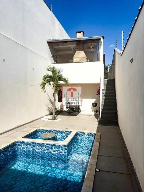 Foto 1 de Casa com 2 Quartos à venda, 250m² em Jardim Tupi, Arujá