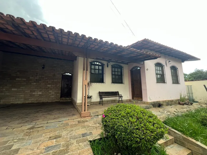 Foto 1 de Casa com 4 Quartos à venda, 197m² em Itapoã, Belo Horizonte