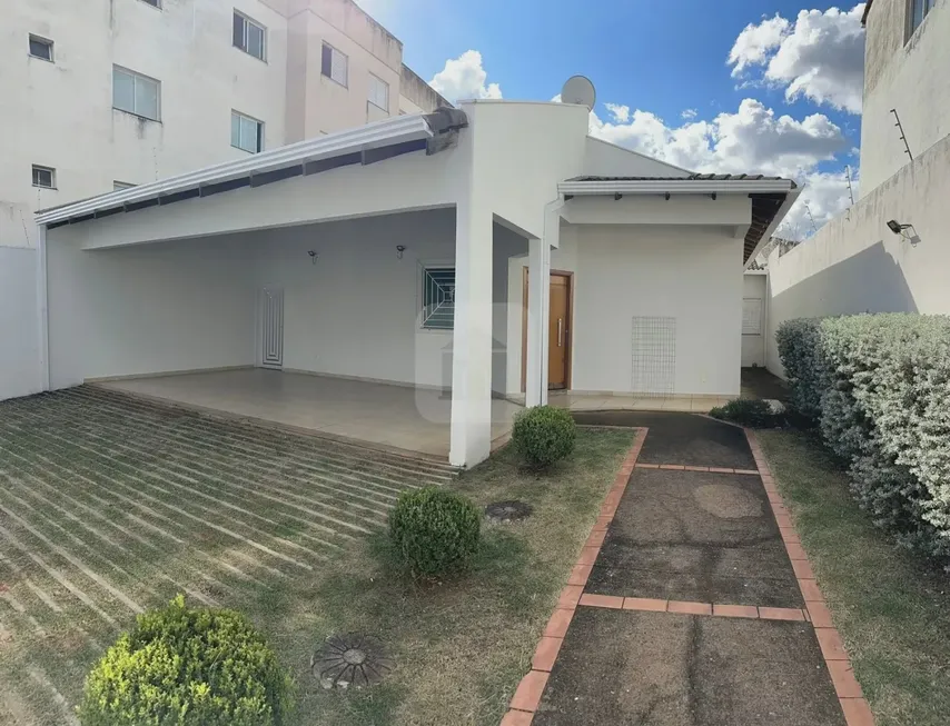 Foto 1 de Casa com 3 Quartos à venda, 210m² em Carajas, Uberlândia