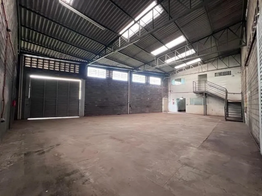 Foto 1 de Galpão/Depósito/Armazém para alugar, 250m² em Novo Mundo, Uberlândia