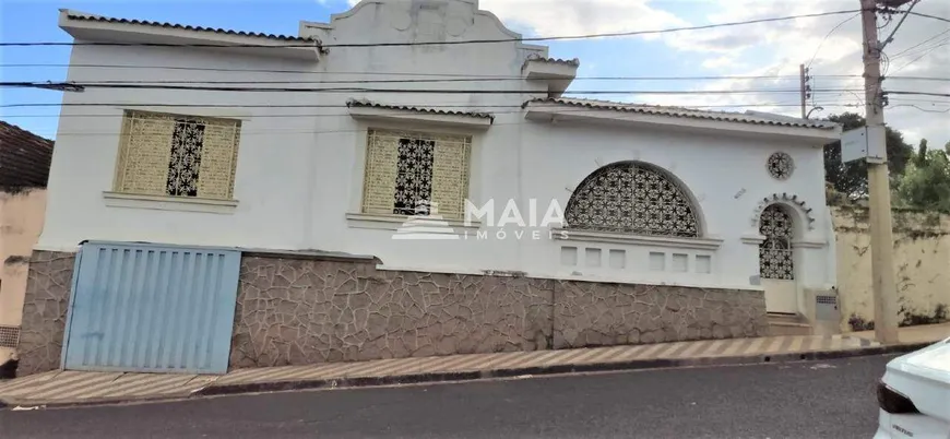 Foto 1 de Casa com 5 Quartos à venda, 180m² em Fabrício, Uberaba