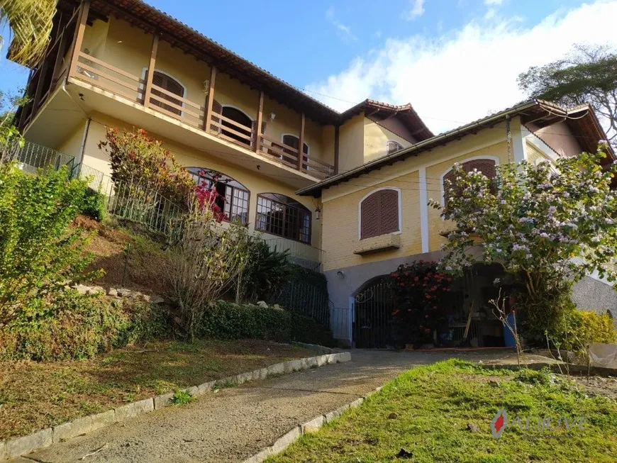 Foto 1 de Casa com 4 Quartos à venda, 350m² em Carangola, Petrópolis