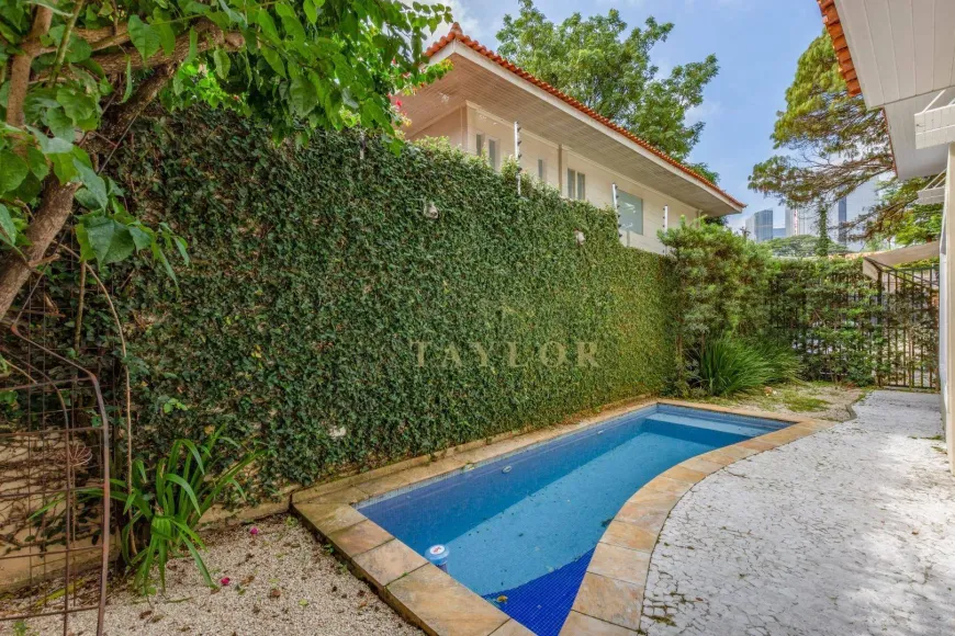 Foto 1 de Casa com 4 Quartos para venda ou aluguel, 336m² em Cidade Jardim, São Paulo