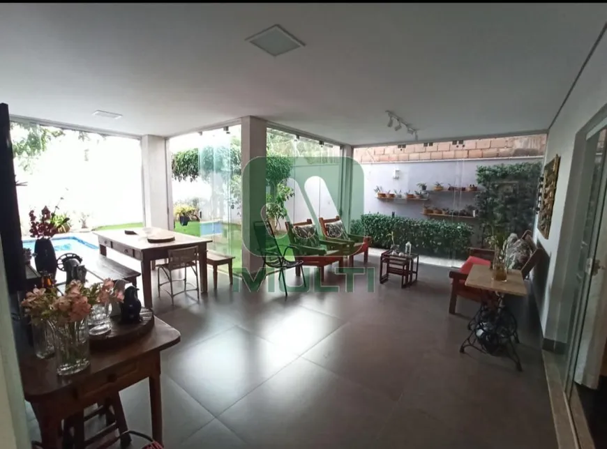 Foto 1 de Casa de Condomínio com 3 Quartos para alugar, 347m² em Gávea, Uberlândia