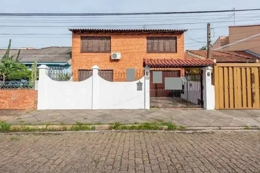 Foto 1 de Casa com 4 Quartos à venda, 250m² em Santa Maria Goretti, Porto Alegre