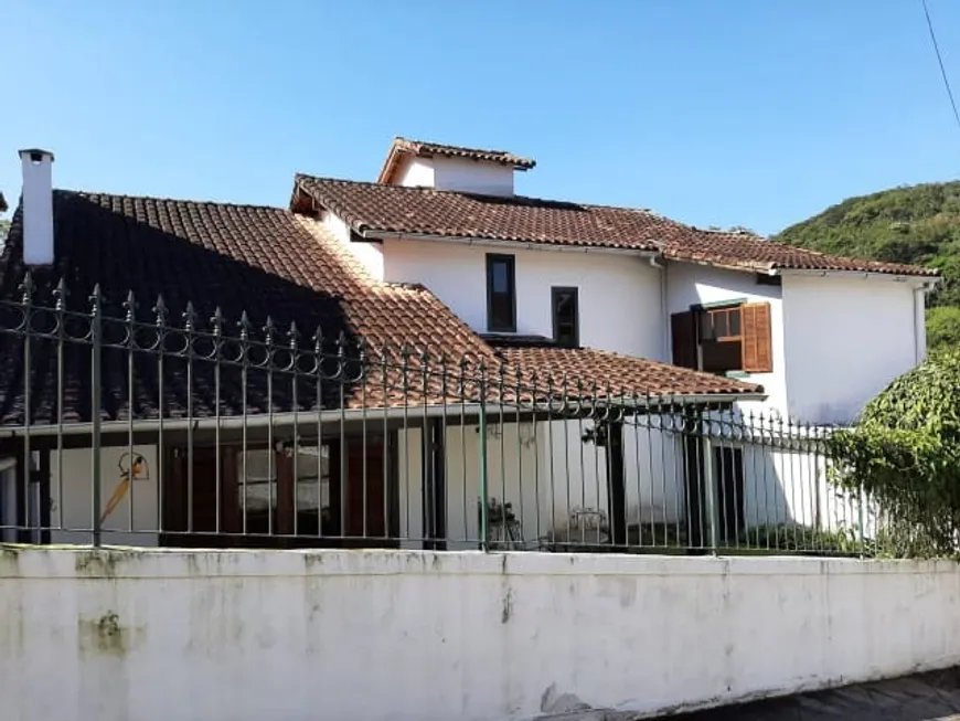 Foto 1 de Casa com 3 Quartos à venda, 230m² em Castelanea, Petrópolis