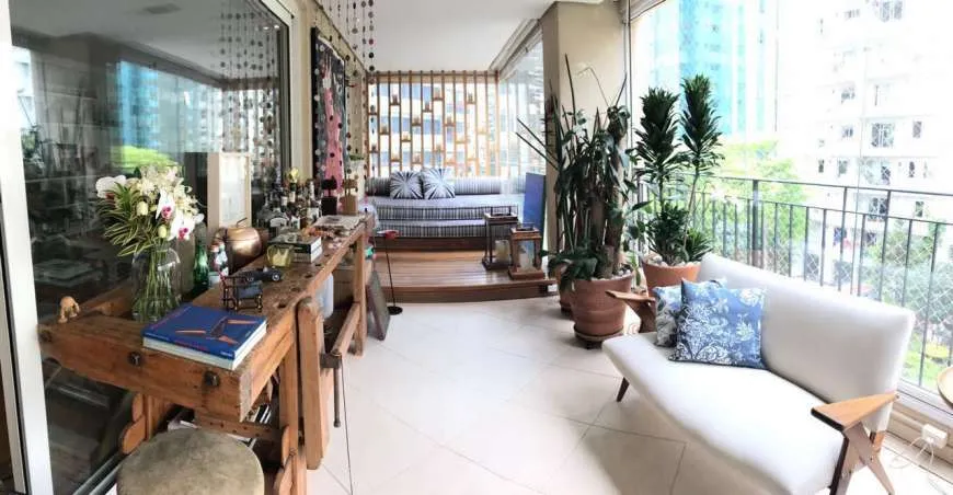 Foto 1 de Apartamento com 3 Quartos à venda, 223m² em Itaim Bibi, São Paulo