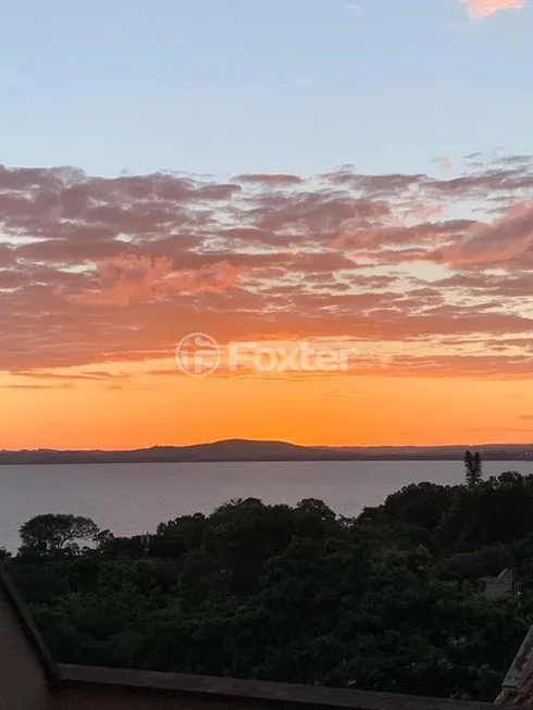 Foto 1 de Casa de Condomínio com 3 Quartos à venda, 230m² em Pedra Redonda, Porto Alegre