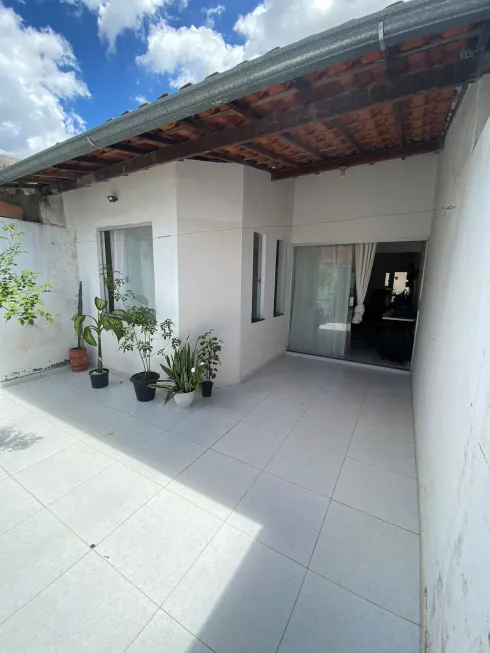 Foto 1 de Casa com 2 Quartos à venda, 60m² em Mangabeira, Feira de Santana