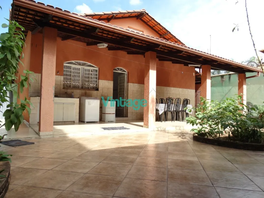 Foto 1 de Casa com 3 Quartos à venda, 239m² em Camilo Alves, Contagem