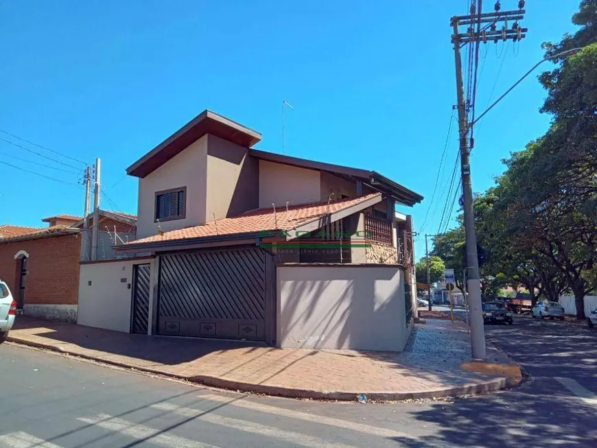 Foto 1 de Sobrado com 3 Quartos à venda, 220m² em Centro, Cravinhos