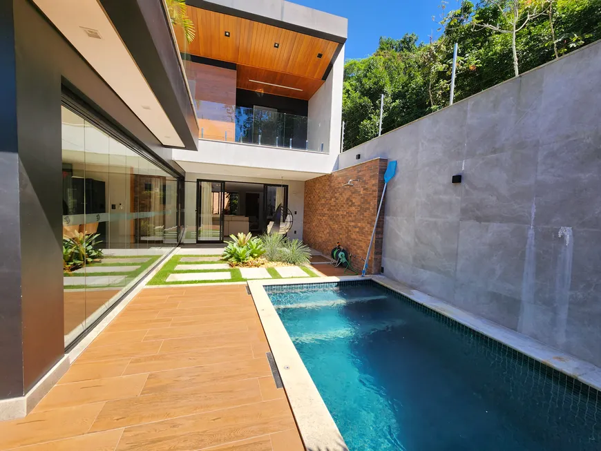 Foto 1 de Casa de Condomínio com 3 Quartos à venda, 255m² em Camorim, Rio de Janeiro