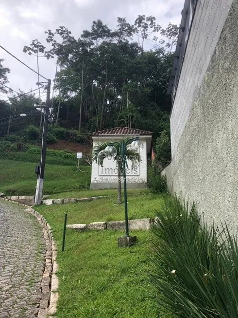 Foto 1 de Lote/Terreno à venda, 470m² em Bingen, Petrópolis
