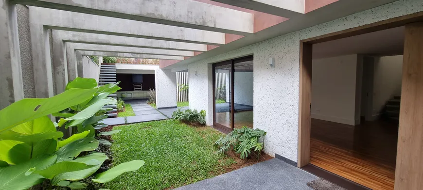 Foto 1 de Casa com 4 Quartos à venda, 359m² em Alto de Pinheiros, São Paulo