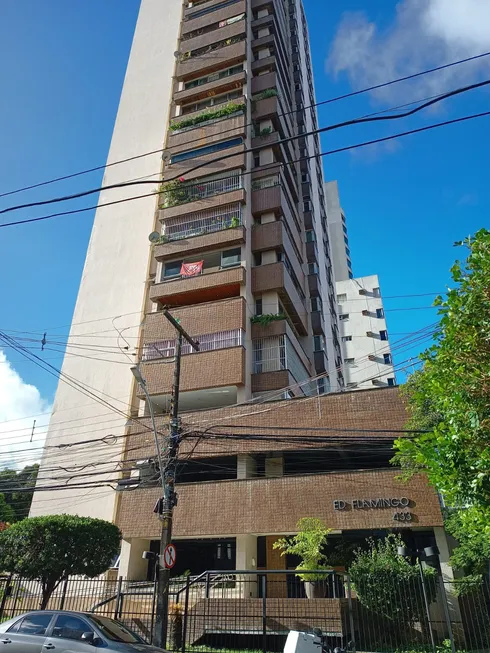 Foto 1 de Apartamento com 4 Quartos à venda, 200m² em Espinheiro, Recife