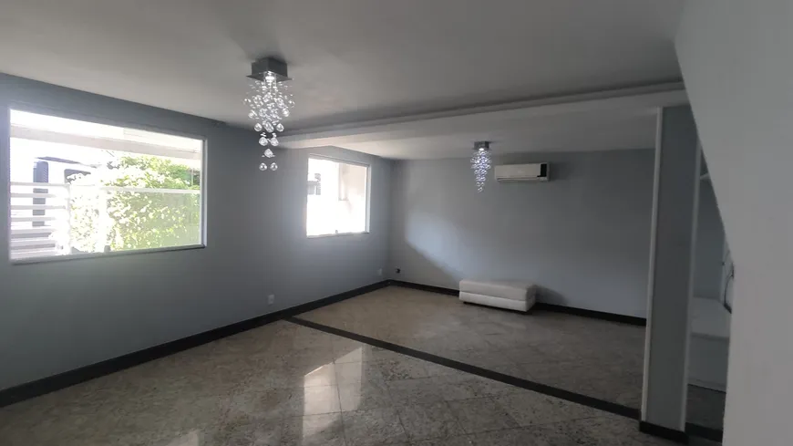 Foto 1 de Casa de Condomínio com 4 Quartos à venda, 258m² em Campo Grande, Rio de Janeiro