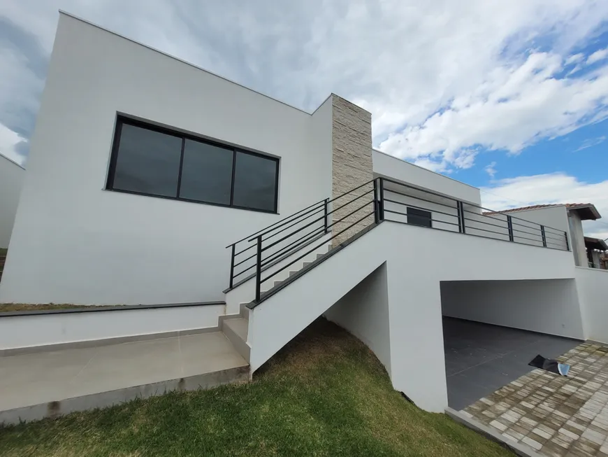 Foto 1 de Casa com 3 Quartos à venda, 220m² em Pousada do Sol, Pouso Alegre