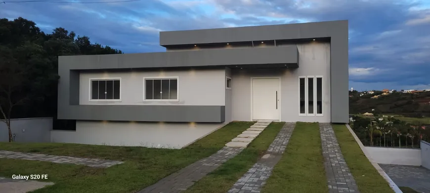 Foto 1 de Casa de Condomínio com 3 Quartos à venda, 200m² em Balneario Água Limpa, Nova Lima