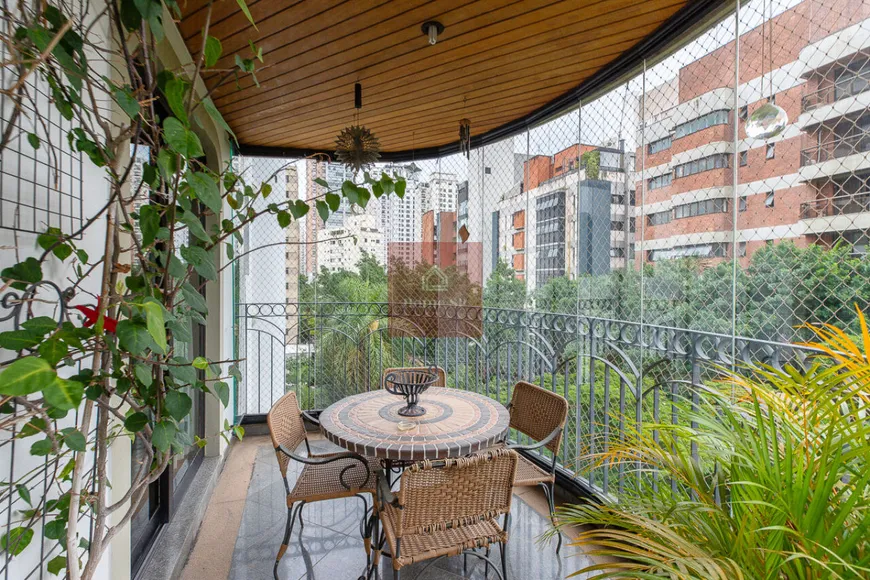 Foto 1 de Apartamento com 3 Quartos à venda, 252m² em Moema, São Paulo
