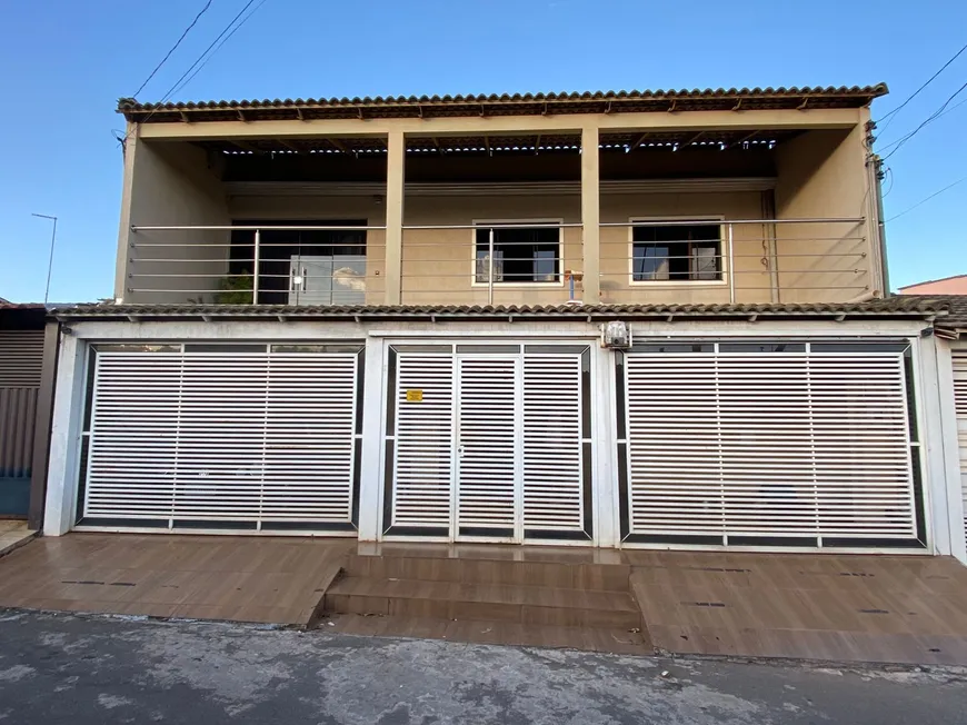 Foto 1 de Sobrado com 5 Quartos à venda, 150m² em Santa Maria, Brasília